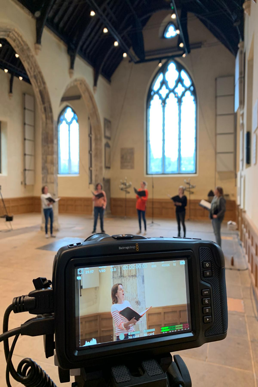Una iglesia con eco de nueve segundos, la influencia africana y los coros en medio de la pandemia que miran hacia el futuro digital... 