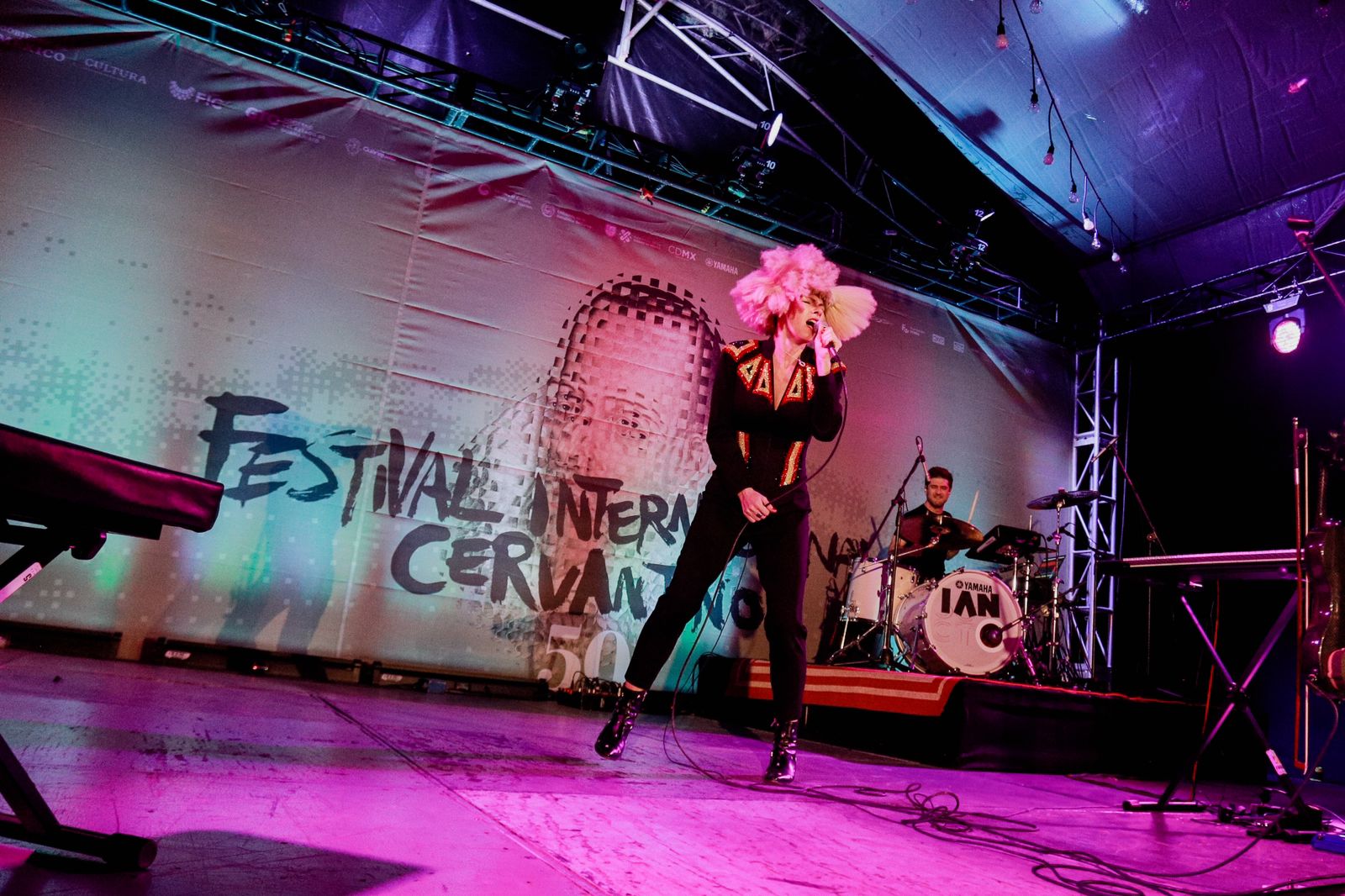 Ritmos balcánicos y pop contemporáneo pusieron la fiesta en esta noche cervantina 